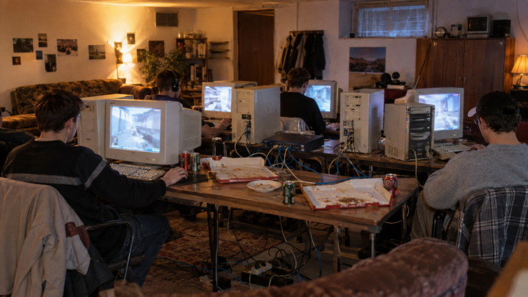 LAN-Party mit Retro-PCs, Röhrenmonitoren und Ethernet-Switch