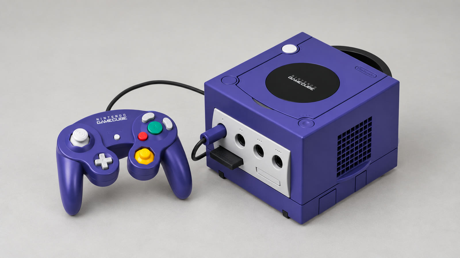 Violetter Nintendo GameCube mit originalem Controller und eingesteckter Memory Card – KI-bearbeitete Darstellung
