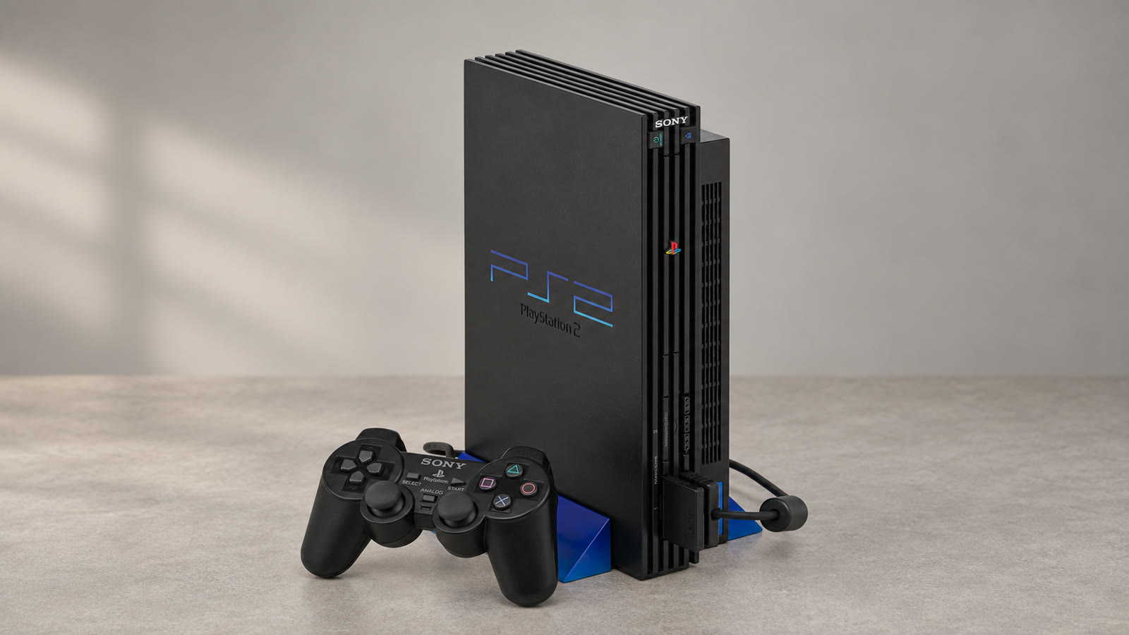 PlayStation 2 der großen Bauform mit DualShock 2 und Memory Card – KI-gestützte Illustration