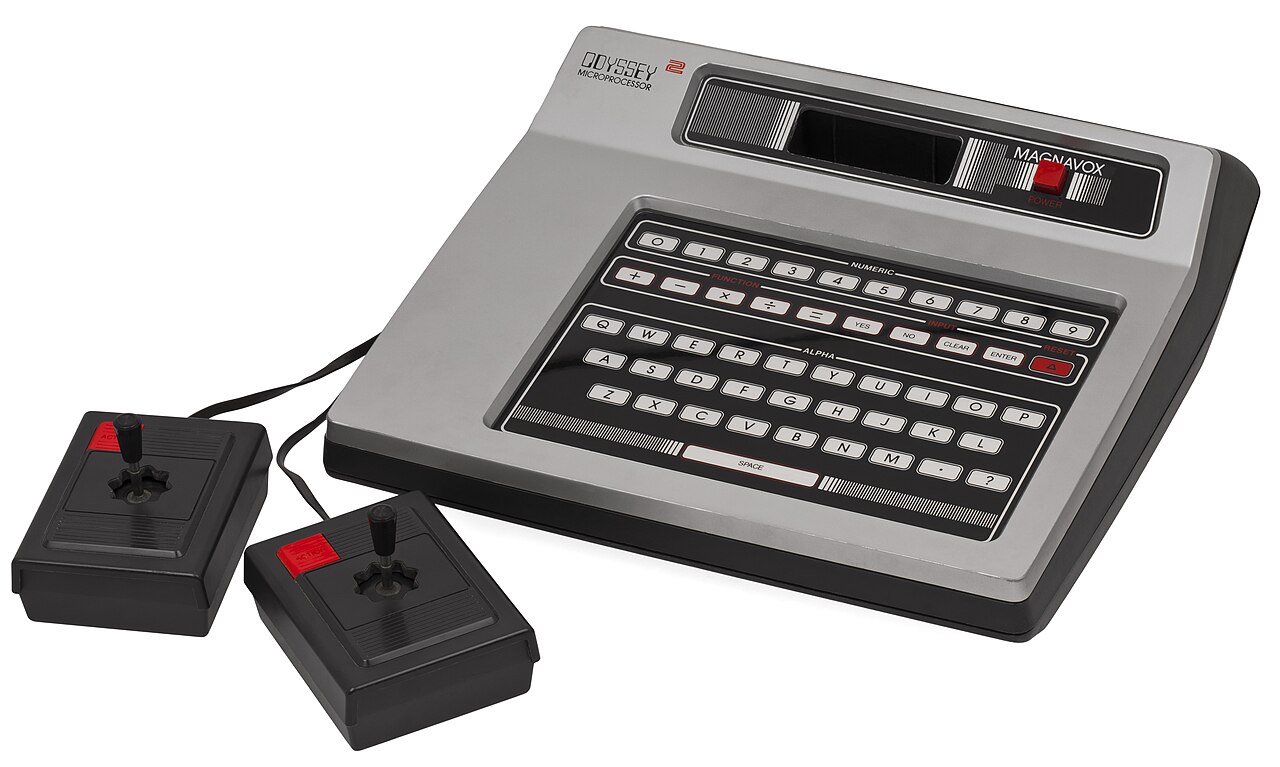 Magnavox Odyssey² mit integrierter Tastatur und zwei Joysticks
