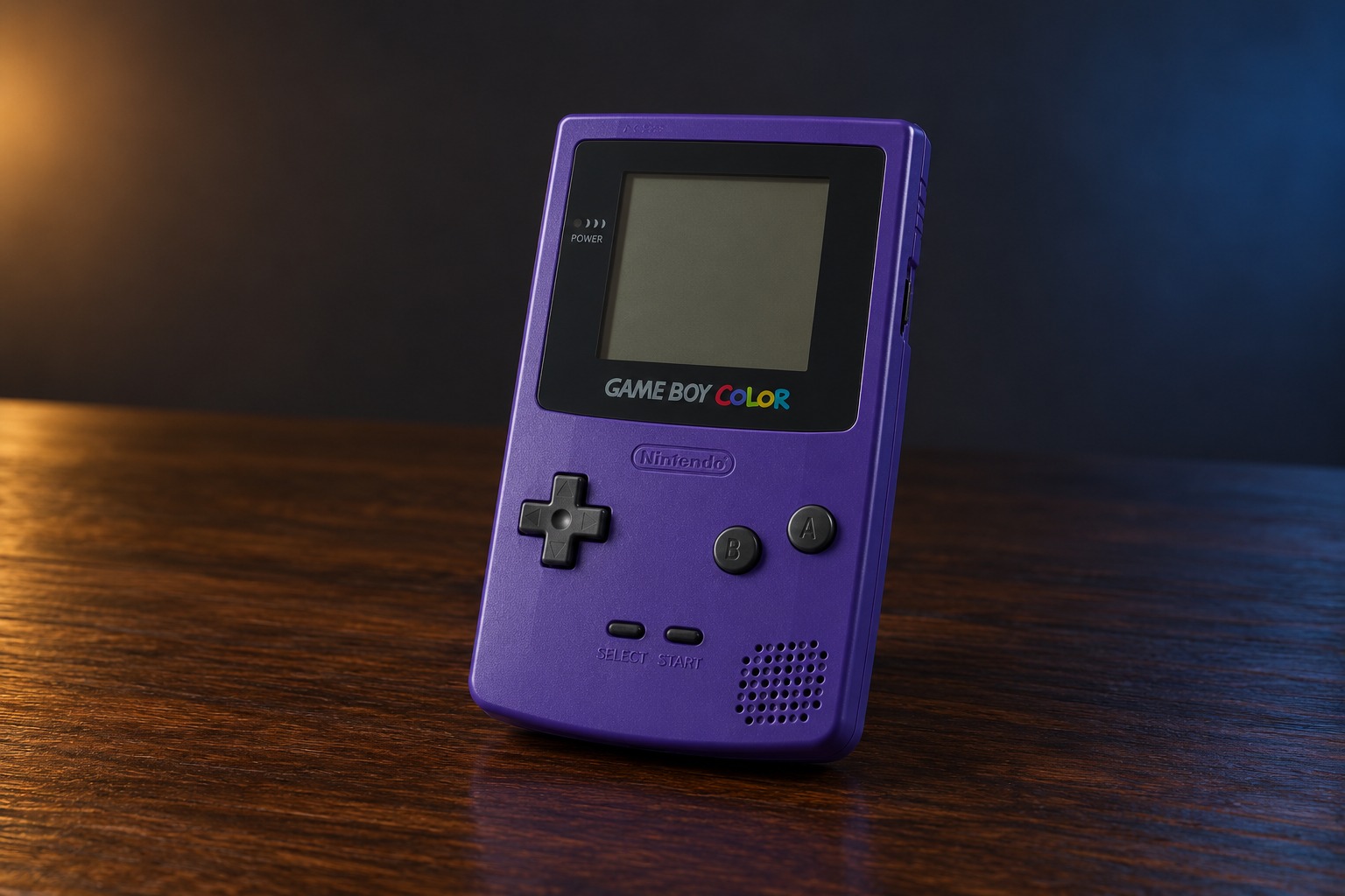Nintendo Game Boy Color mit integrierter Steuerung auf einem dunklen Holztisch vor dezent beleuchtetem Hintergrund