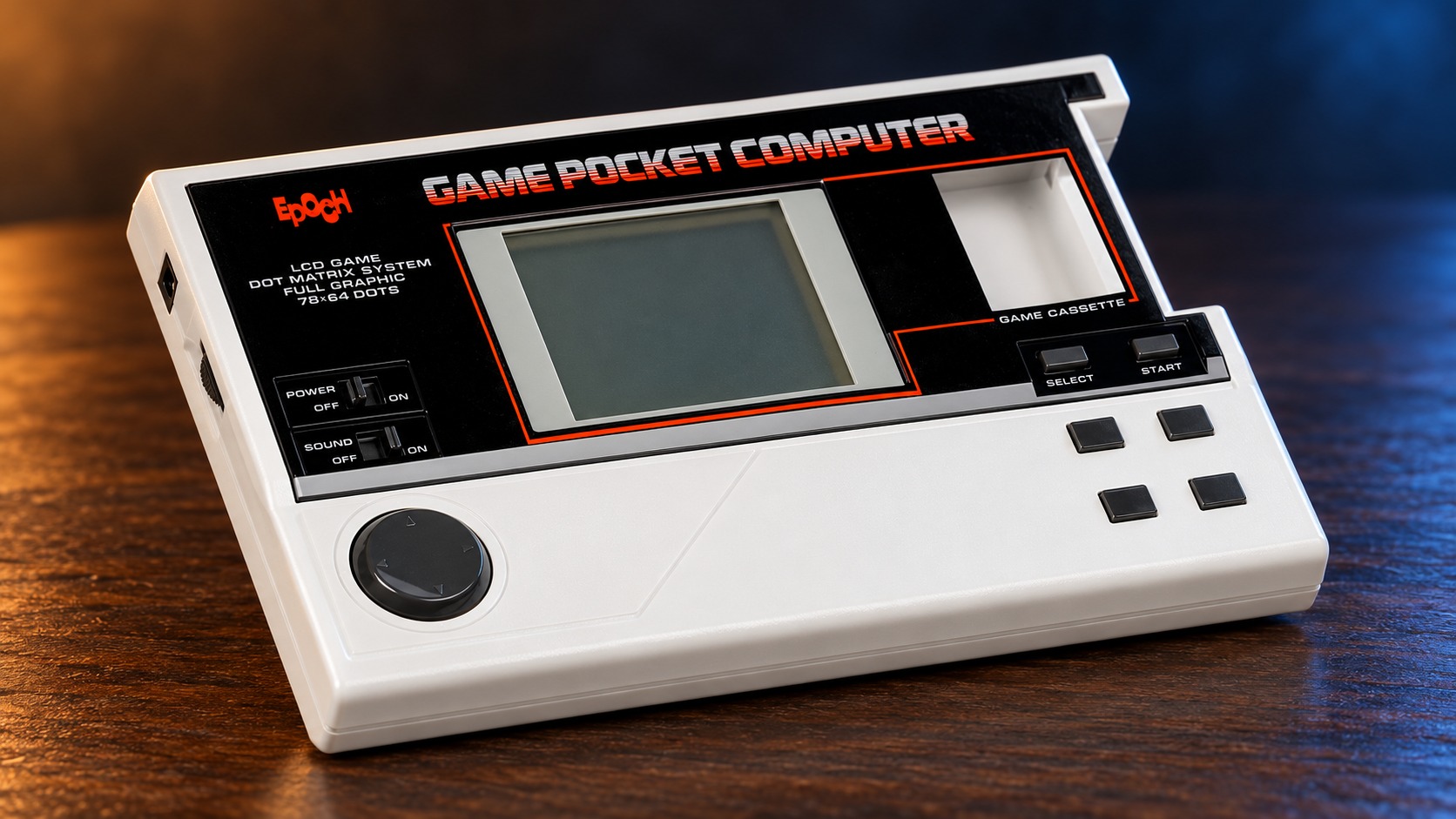 Epoch Game Pocket Computer mit integrierter Steuerung auf einem dunklen Holztisch vor dezent beleuchtetem Hintergrund