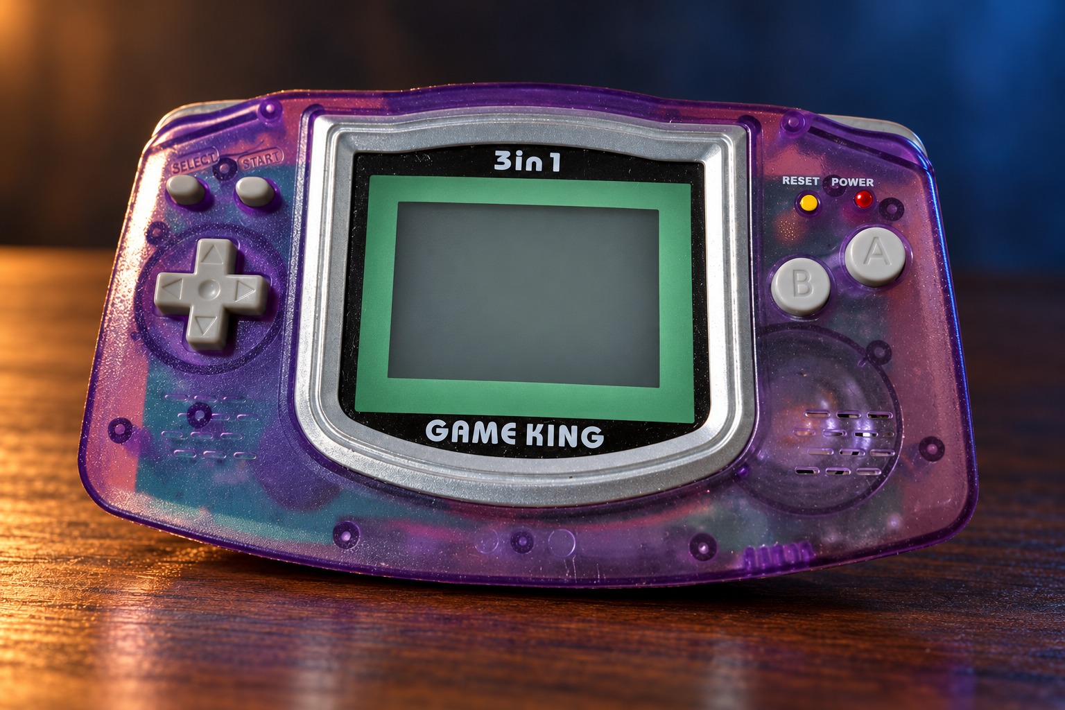 TimeTop GameKing I mit integrierter Steuerung auf einem dunklen Holztisch vor dezent beleuchtetem Hintergrund