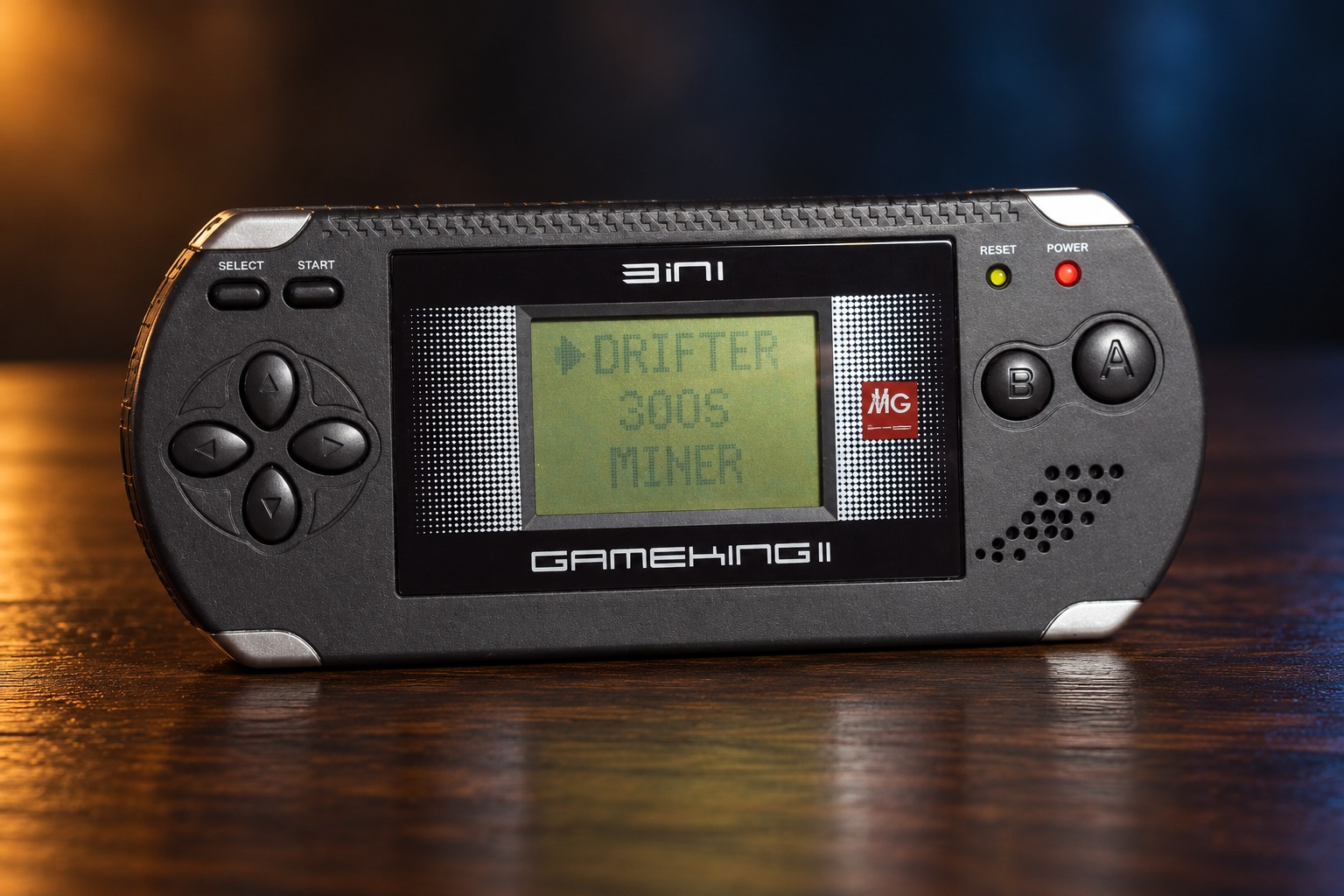 TimeTop GameKing II mit integrierter Steuerung auf einem dunklen Holztisch vor dezent beleuchtetem Hintergrund