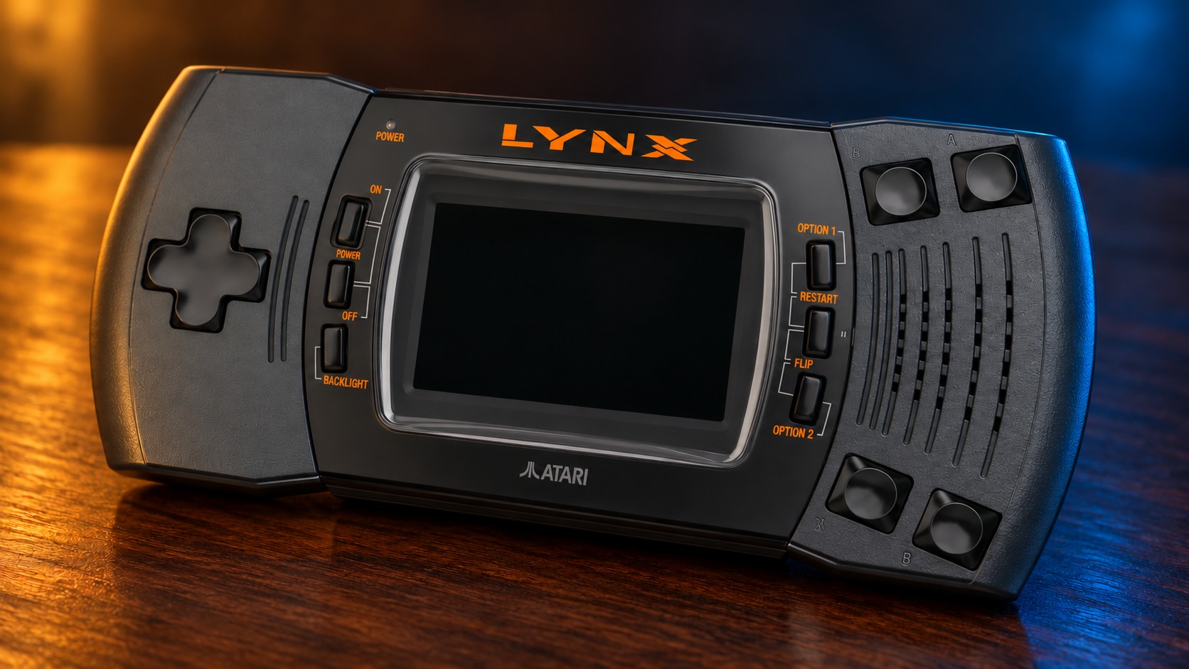 Atari Lynx II mit integrierter Steuerung auf einem dunklen Holztisch vor dezent beleuchtetem Hintergrund
