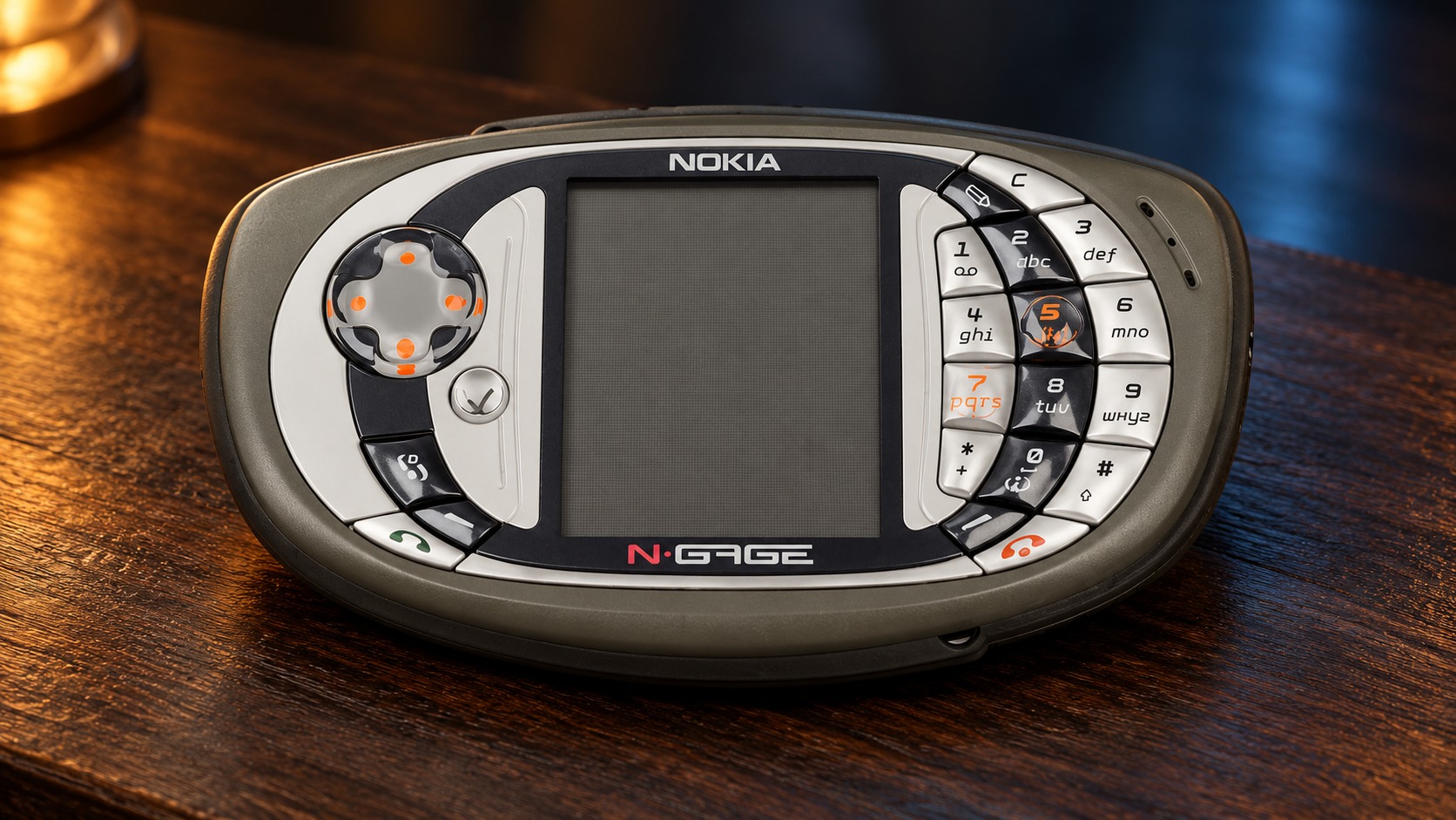 Nokia N-Gage QD mit integrierter Steuerung auf einem dunklen Holztisch vor dezent beleuchtetem Hintergrund
