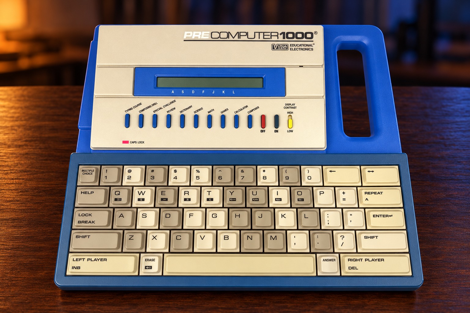 VTech PreComputer 1000 mit integrierter Tastatur auf einem dunklen Holztisch vor dezent beleuchtetem Hintergrund