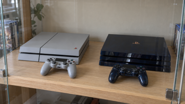 PS4 20th Anniversary und PS4 Pro 500 Million mit Controllern in einer Sammlervitrine – KI-Illustration.