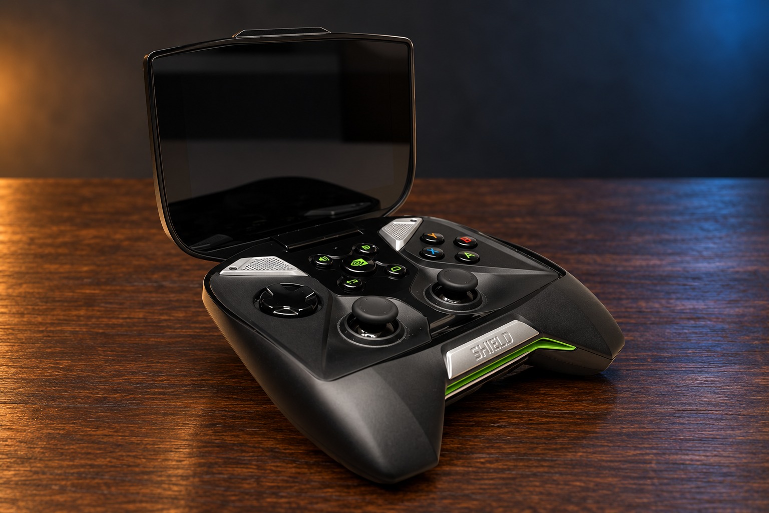 Nvidia Shield Portable mit integrierter Steuerung auf einem dunklen Holztisch vor dezent beleuchtetem Hintergrund
